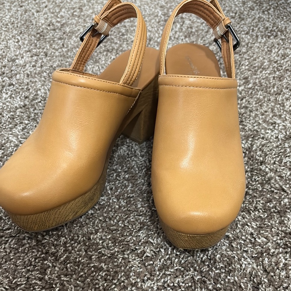 Universal Thread Tan Mules with Minimalist Design
